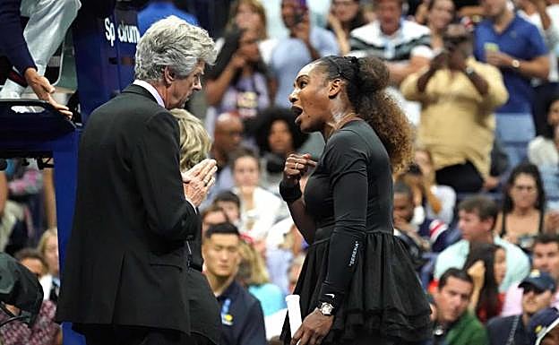 Serena discute con el juez Brian Earley . 