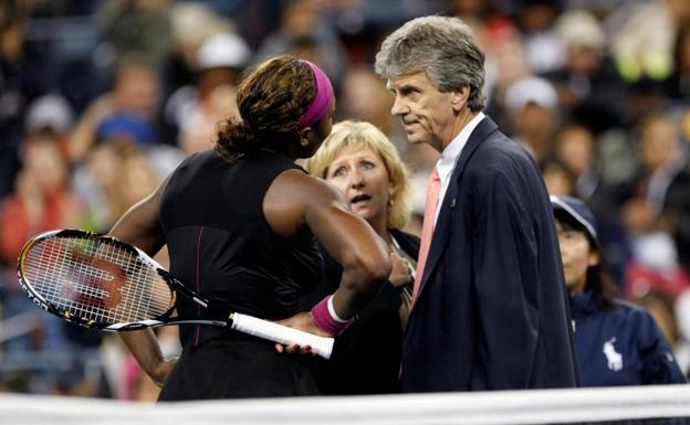 Serena Williams, durante su enfrentamiento con el árbitro. 