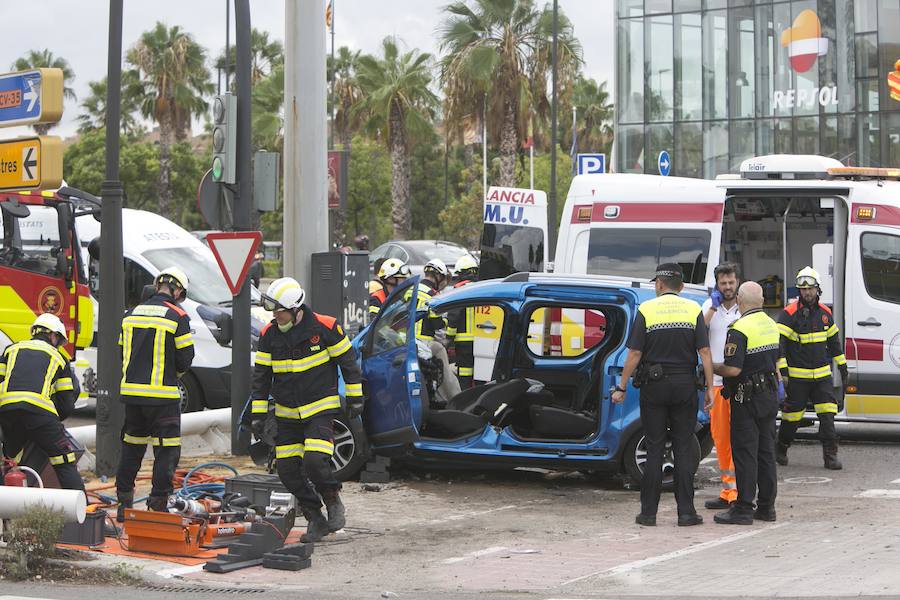 Un accidente de tráfico entre tres vehículos en la avenida de las Cortes Valencianas ha provocado retenciones en la entrada a Valencia. Los médicos han asistido a un hombre de 35 años por una herida en un brazo que no ha revestido gravedad y también ha atendido a un hombre de 46 años por politraumatismo que ha sido evacuado en el SAMU al Hospital Clínico de Valencia.