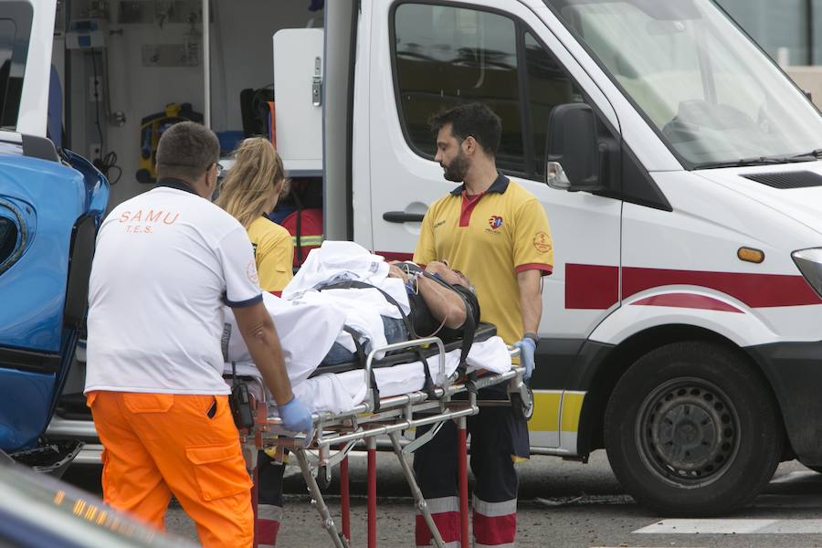 Un accidente de tráfico entre tres vehículos en la avenida de las Cortes Valencianas ha provocado retenciones en la entrada a Valencia. Los médicos han asistido a un hombre de 35 años por una herida en un brazo que no ha revestido gravedad y también ha atendido a un hombre de 46 años por politraumatismo que ha sido evacuado en el SAMU al Hospital Clínico de Valencia.