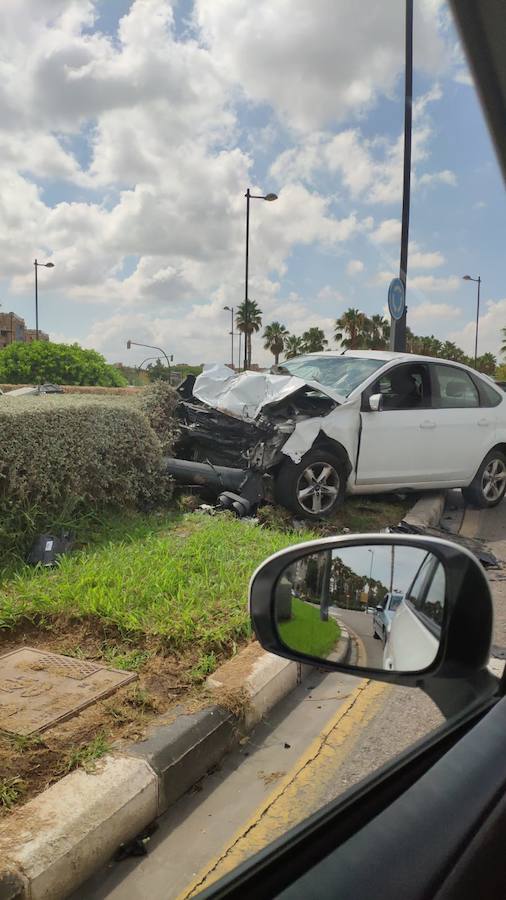 Un accidente de tráfico entre tres vehículos en la avenida de las Cortes Valencianas ha provocado retenciones en la entrada a Valencia. Los médicos han asistido a un hombre de 35 años por una herida en un brazo que no ha revestido gravedad y también ha atendido a un hombre de 46 años por politraumatismo que ha sido evacuado en el SAMU al Hospital Clínico de Valencia.