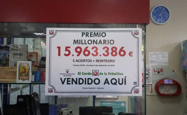 El cartel del premio ya cuelga en las vidrieras de esta administración de Tres Forques.