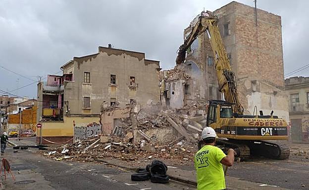 El Ayuntamiento comienza los derribos pendientes en el Cabanyal