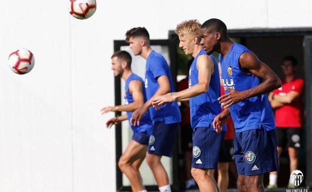 Geoffrey Kondogbia, en primer término, durante una sesión de entrenamiento.