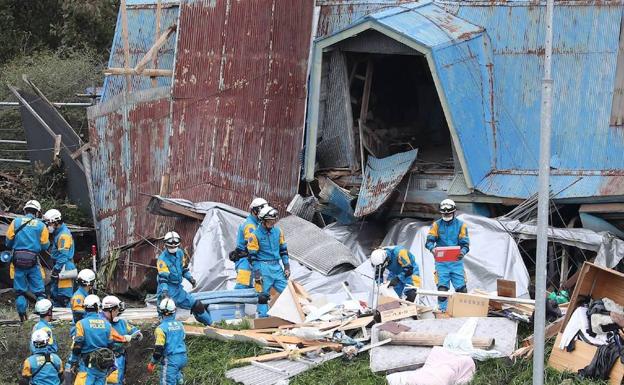 Rescatadores tras el terremoto de Hokkaido.