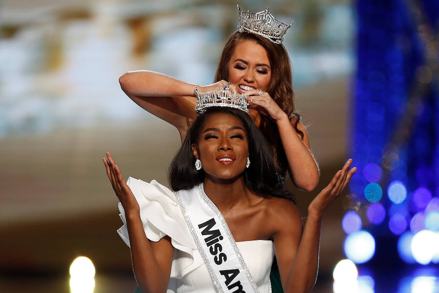 Con la corona ya en la cabeza recoge su ramo de rosas y saluda al público. Al principio lo hacía algo tímida, pero al de un rato su rostro ya dibuja una gran sonrisa. Acaba de ser nombrada Miss América 2019. Se llama Nia Franklin y, a pesar de tener tan solo 25 años, esta neoyorquina ha conseguido hacerse con este prestigioso galardón. Un premio que en este año, por primera vez en su historia, ha dejado a un lado los desfiles en bañador para darle más importancia al aspecto intelectual. Preguntas y discursos en este escenario en el que Franklin, con unas directas palabras contra el presidente Donald Trump, ha conseguido imponerse a otras 50 aspirantes. Durante un año ella será la dueña de esta corona, pero esta cantante de música clásica, que en su rato libre toca el piano y el ukelele, también disfrutará de una beca de 50.000 dólares.