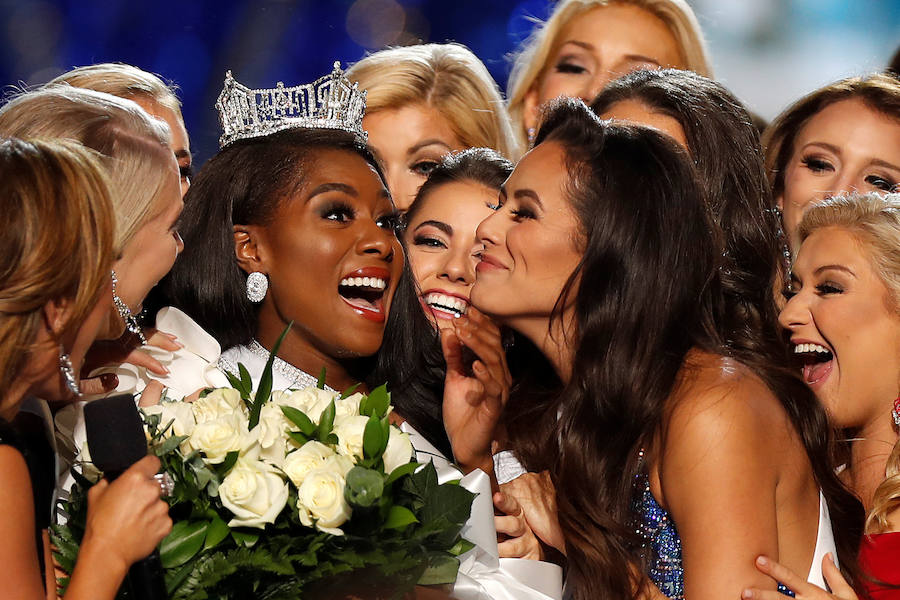 Con la corona ya en la cabeza recoge su ramo de rosas y saluda al público. Al principio lo hacía algo tímida, pero al de un rato su rostro ya dibuja una gran sonrisa. Acaba de ser nombrada Miss América 2019. Se llama Nia Franklin y, a pesar de tener tan solo 25 años, esta neoyorquina ha conseguido hacerse con este prestigioso galardón. Un premio que en este año, por primera vez en su historia, ha dejado a un lado los desfiles en bañador para darle más importancia al aspecto intelectual. Preguntas y discursos en este escenario en el que Franklin, con unas directas palabras contra el presidente Donald Trump, ha conseguido imponerse a otras 50 aspirantes. Durante un año ella será la dueña de esta corona, pero esta cantante de música clásica, que en su rato libre toca el piano y el ukelele, también disfrutará de una beca de 50.000 dólares.