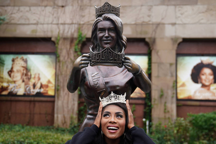 Con la corona ya en la cabeza recoge su ramo de rosas y saluda al público. Al principio lo hacía algo tímida, pero al de un rato su rostro ya dibuja una gran sonrisa. Acaba de ser nombrada Miss América 2019. Se llama Nia Franklin y, a pesar de tener tan solo 25 años, esta neoyorquina ha conseguido hacerse con este prestigioso galardón. Un premio que en este año, por primera vez en su historia, ha dejado a un lado los desfiles en bañador para darle más importancia al aspecto intelectual. Preguntas y discursos en este escenario en el que Franklin, con unas directas palabras contra el presidente Donald Trump, ha conseguido imponerse a otras 50 aspirantes. Durante un año ella será la dueña de esta corona, pero esta cantante de música clásica, que en su rato libre toca el piano y el ukelele, también disfrutará de una beca de 50.000 dólares.