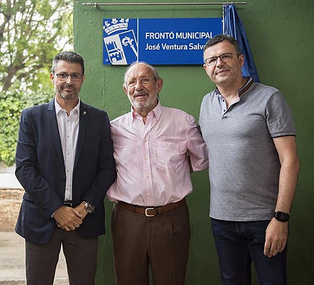 Autoridades, homenajeado y la placa del nuevo frontón. 