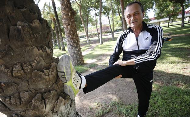 Javier Domínguez estira en el cauce del río Turia, donde todas las mañanas corre varios kilómetros.