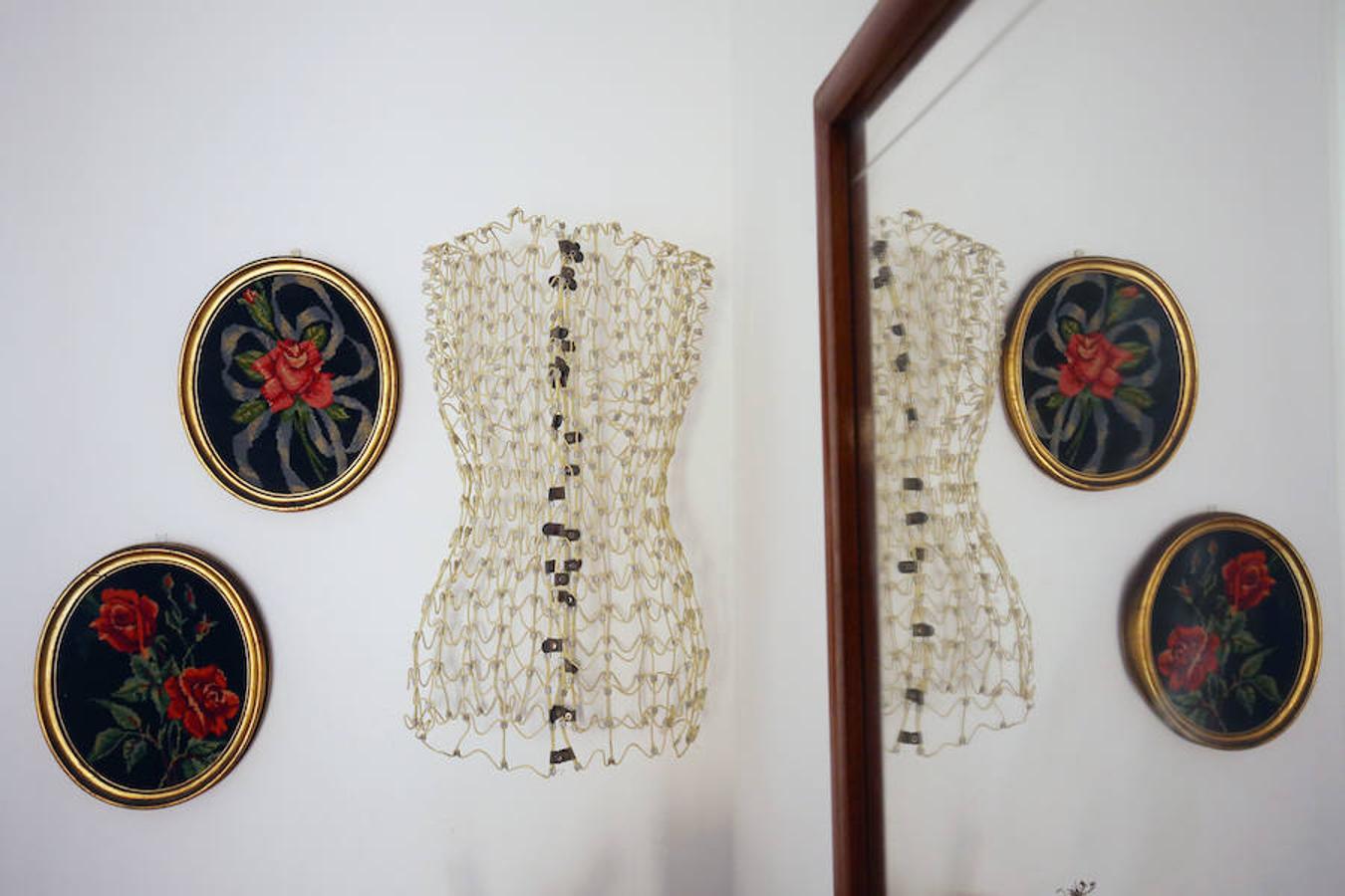 La artista volvió a Albalat de la Ribera, el lugar que la vio nacer, para construir un oasis creativo que ha reformulado su obra. Unas antiguas caballerizas acogen ahora su espacio de trabajo. La vivienda guarda la estructura y distribución original de las casas antiguas de la zona, con un patio salpicado por enormes limoneros.