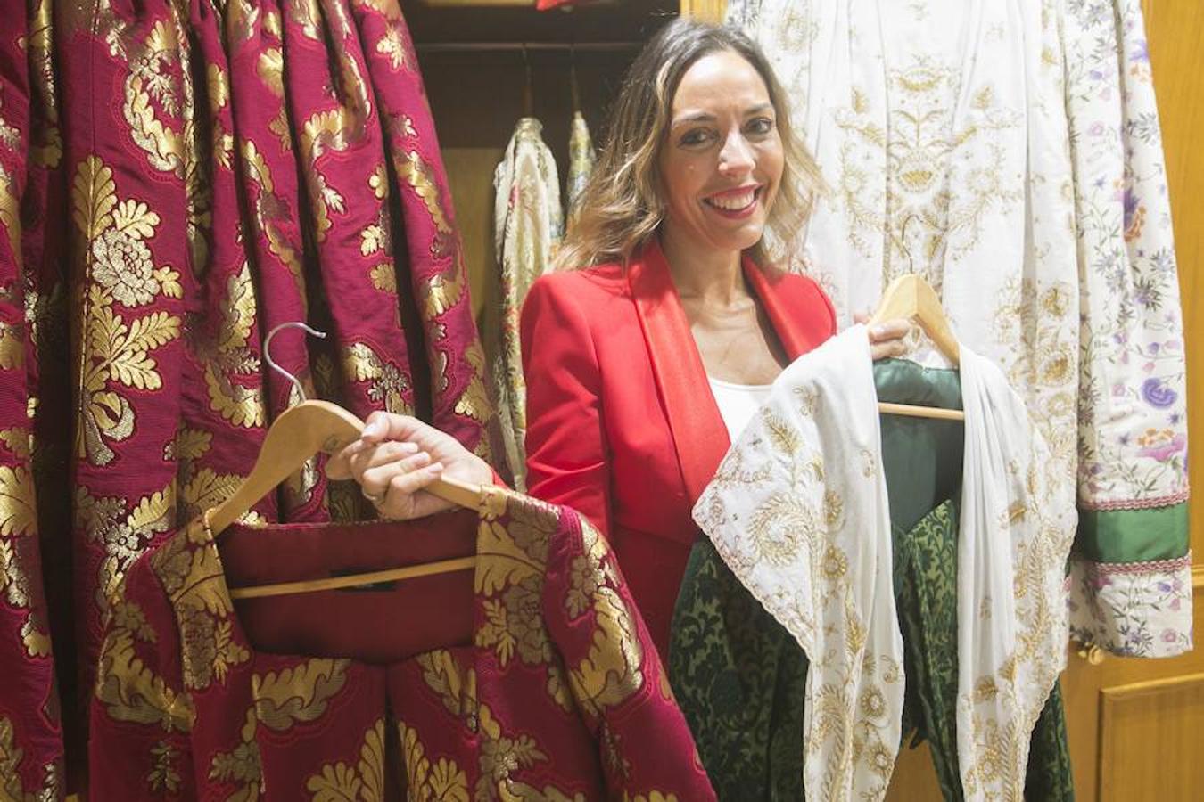 El estilo de la Regina dels Jocs Florals y directiva de su empresa es camaleónico. Le gusta la moda y se atreve con todas las tendencias y estampados. Su máxima es: «Todo vale, aunque con cierto orden». Si el fondo de armario de una mujer es capaz de definir su carácter, el de Mónica Duart diría que es una mujer optimista, divertida, extrovertida, versátil y con un toque de rebeldía.