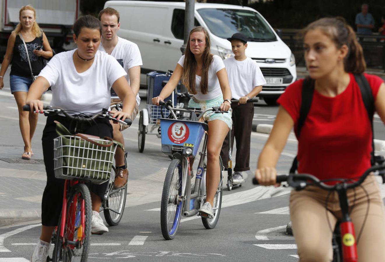 Más de 6.400 motos y bicicletas de alquiler se extienden ya por Valencia en una realidad creciente en la que irrumpen patinetes y coches. La nueva movilidad transforma la ciudad.