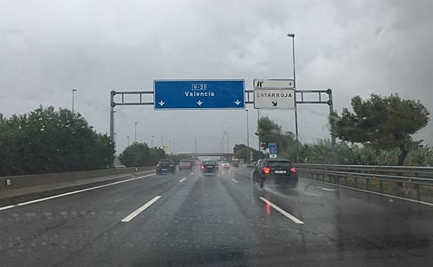 Imagen principal - Granizo caído esta tarde en Chiva.