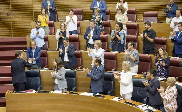 El president de la Generalitat, Ximo Puig, es aplaudido por sus compañeros de partido tras su intervención en el Debate de Política General 