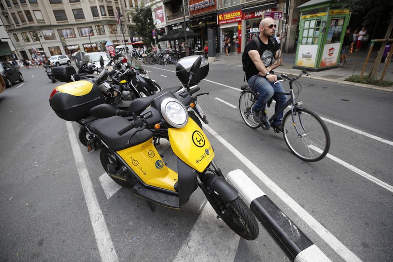 Más de 6.400 motos y bicicletas de alquiler se extienden ya por Valencia en una realidad creciente en la que irrumpen patinetes y coches. La nueva movilidad transforma la ciudad.