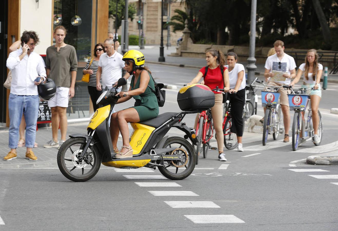 Más de 6.400 motos y bicicletas de alquiler se extienden ya por Valencia en una realidad creciente en la que irrumpen patinetes y coches. La nueva movilidad transforma la ciudad.