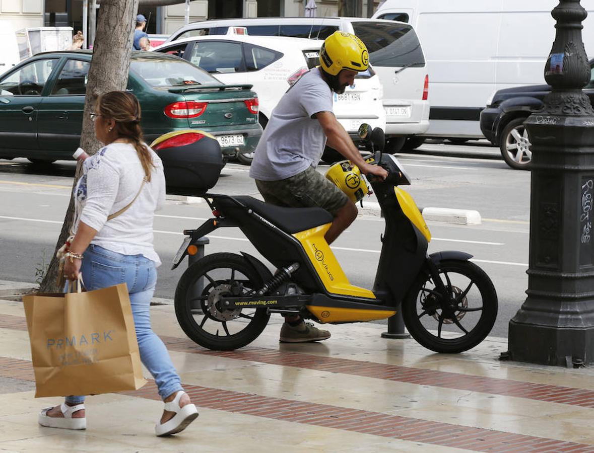 Más de 6.400 motos y bicicletas de alquiler se extienden ya por Valencia en una realidad creciente en la que irrumpen patinetes y coches. La nueva movilidad transforma la ciudad.
