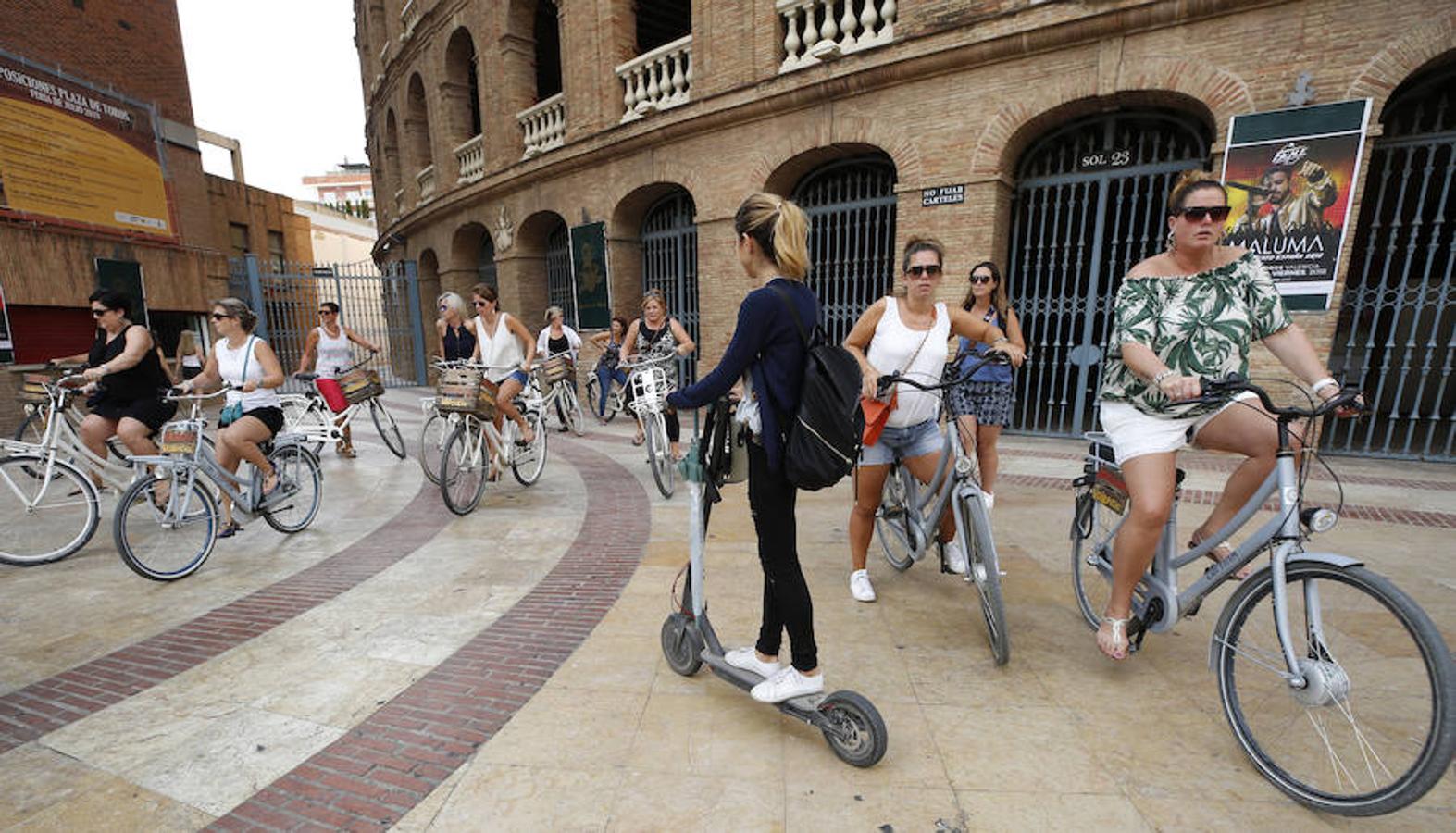 Más de 6.400 motos y bicicletas de alquiler se extienden ya por Valencia en una realidad creciente en la que irrumpen patinetes y coches. La nueva movilidad transforma la ciudad.