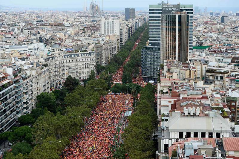 Esteladas, camisetas fluorescentes de color coral patrocinadas por la Asamblea Nacional Catalana (ANC) y lazos amarillos inundan las calles