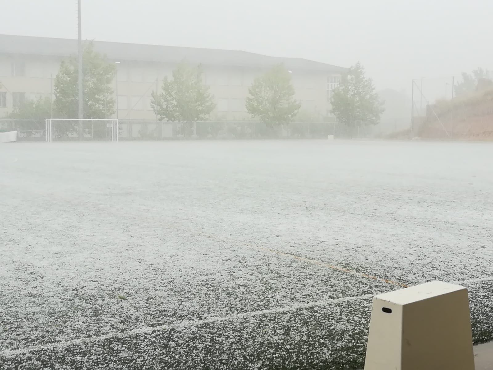 Las tormentas de este martes por la tarde en la provincia de Valencia han descargado acompañadas de fuerte viento en localidades como Llíria, granizo en Godelleta y lluvias intensas en Cheste, con calles inundadas, además de rayos en otros puntos. Solo en una hora, en Chiva se han acumulado hasta 45 litros por metro cuadrado, según el balance de la Agencia Estatal de Meteorología (Aemet). Hasta las nueve de la noche, en Vilamarxant se han acumulado 35,6 litros por metro cuadrado, 30,4 en Llíria, 26,8 en Alzira, 23,6 en Guadassuar, 22,4 en Pina, 19 en Millares, 17,8 en Dos Aguas, 15,2 en Real y 10 en Turís. Por debajo quedan los 9,2 litros de Bicorp, los 8,4 del observatorio de la Universitat Politècnica de València (UPV), los 6,4 de Carcaixent o los 4,6 de la estación de Viveros en Valencia.