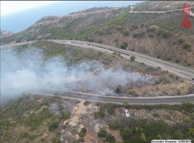 Dos personas han muerto y han quedado calcinadas tras volcar el coche en el viajaban e incendiarse. El siniestro mortal ha ocurrido en la autopista AP-7 en el término de Oropesa (Castellón). Los ocupantes del turismo, de matrícula suiza, tendrán que ser identificados a través del ADN.