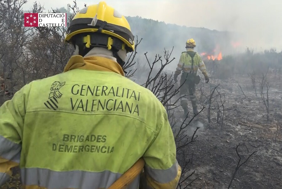 Dos personas han muerto y han quedado calcinadas tras volcar el coche en el viajaban e incendiarse. El siniestro mortal ha ocurrido en la autopista AP-7 en el término de Oropesa (Castellón). Los ocupantes del turismo, de matrícula suiza, tendrán que ser identificados a través del ADN.