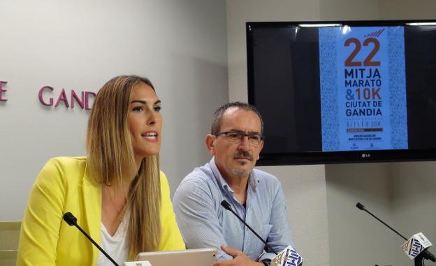 Ximo Mas con la edil Lydia Morant en una rueda de prensa. 