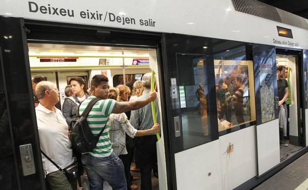 Metro de Valencia en una estación 