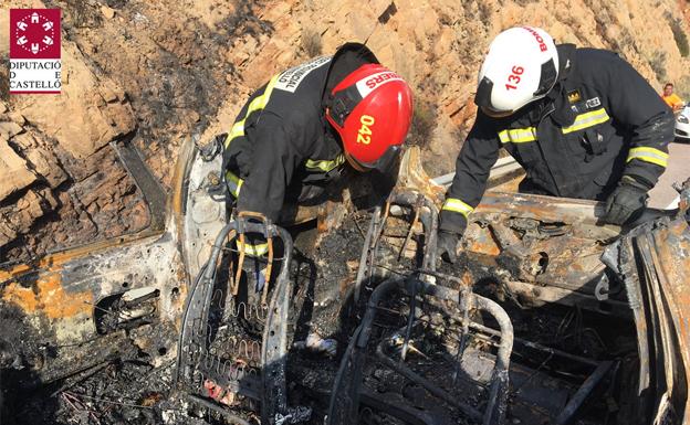 Dos personas mueren quemadas al volcar su coche e incendiarse en la AP-7