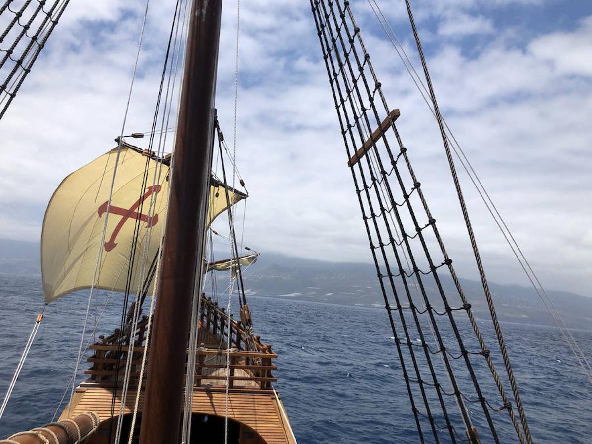 La réplica del navío con el que Colón descubrió América en 1492 atraca hoy lunes en el Veles e Vents de La Marina de Valencia. El barco ya estuvo en aguas valencianas, ya que hace poco visitó el puerto de Peñíscola (Castellón). Su cubierta está abierta a aquellos que deseen acceder a este museo flotante lleno de historia y viajar 500 años en el tiempo. 