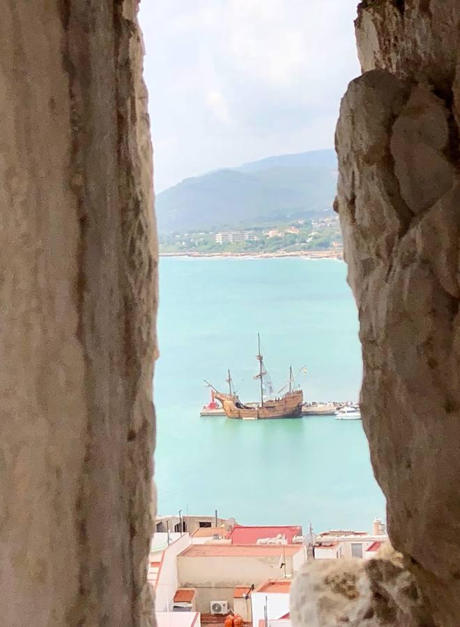 La réplica del navío con el que Colón descubrió América en 1492 atraca hoy lunes en el Veles e Vents de La Marina de Valencia. El barco ya estuvo en aguas valencianas, ya que hace poco visitó el puerto de Peñíscola (Castellón). Su cubierta está abierta a aquellos que deseen acceder a este museo flotante lleno de historia y viajar 500 años en el tiempo.