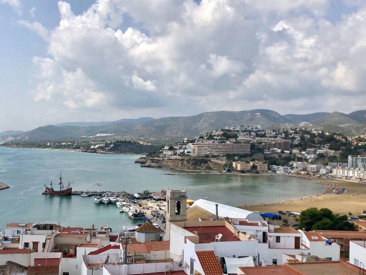 La réplica del navío con el que Colón descubrió América en 1492 atraca hoy lunes en el Veles e Vents de La Marina de Valencia. El barco ya estuvo en aguas valencianas, ya que hace poco visitó el puerto de Peñíscola (Castellón). Su cubierta está abierta a aquellos que deseen acceder a este museo flotante lleno de historia y viajar 500 años en el tiempo.