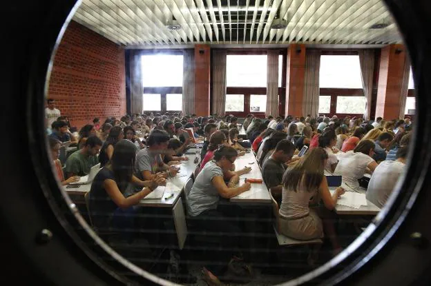 Alumnos durante una clase en el campus de Tarongers. 