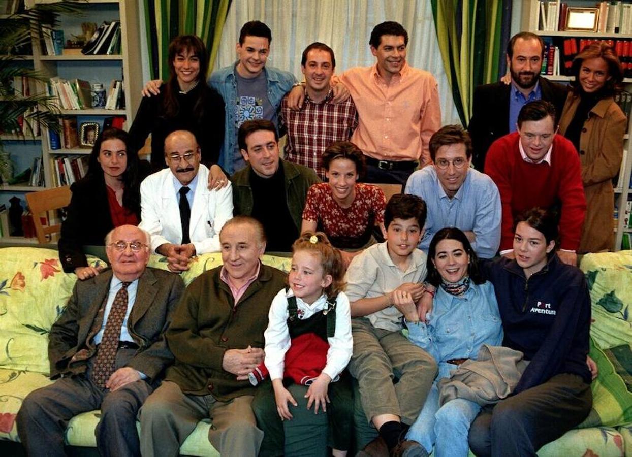 La exitosa serie que Telecinco llevó a las sobremesas españolas entre 1995 y 1999 regresa a la televisión. La cadena Trece recupera el fenómeno que supuso 'Médico de familia' en la pequeña pantalla. ¿Reconocerías a sus protagonistas más de 20 años después?