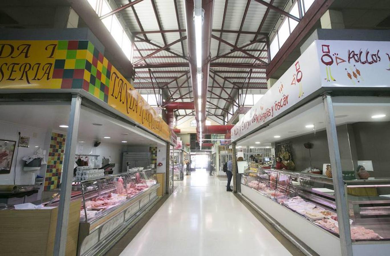 Mercado de Benicalap. Durante el día, hasta los más pequeños podrán disfrutar del Bonica Fest. Desde las 12 y 30 horas se realizarán juegos dirigidos a los niños y a las 15.00 horas se hará una paella popular para todo el barrio. 