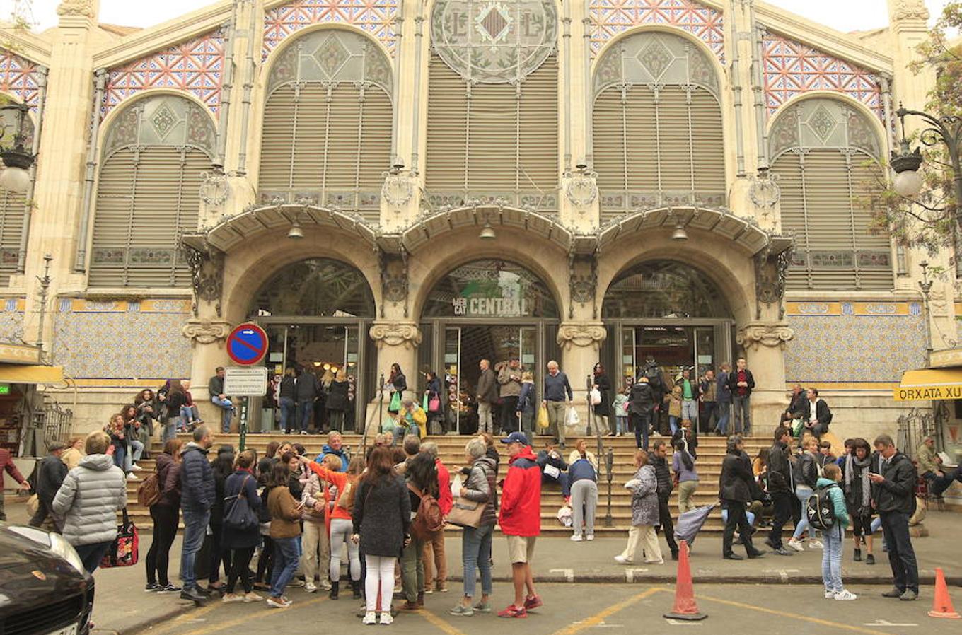 Mercado Central. El mercado más famoso de la ciudad estará lleno de actividades durante el sábado 15. A las 20.00 horas se bailará swing con Black Bottom y actuará Brass Band. En el escenario Amstel, pinchará Abraham Boba a la misma hora y durante la tarde actuarán Los Chillers Live y el DJ show de Lorena Castell, que al final de la velada presentará a Carlos Areces.