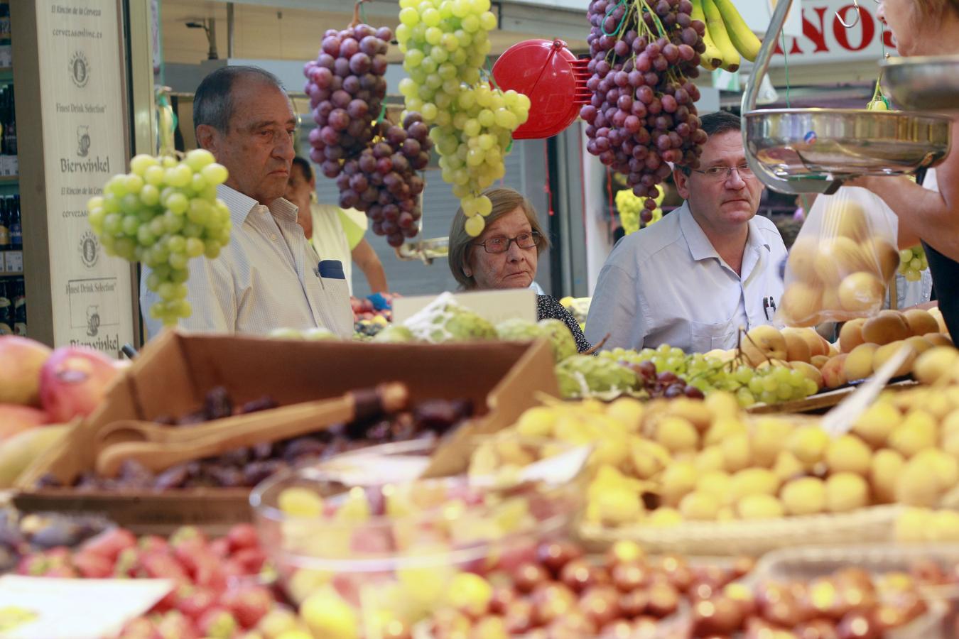 En el Mercado de Nazaret los niños podrán disfrutar de animaciones y juegos desde las 12.30 horas, después habrá una paella popular para todo el barrio.