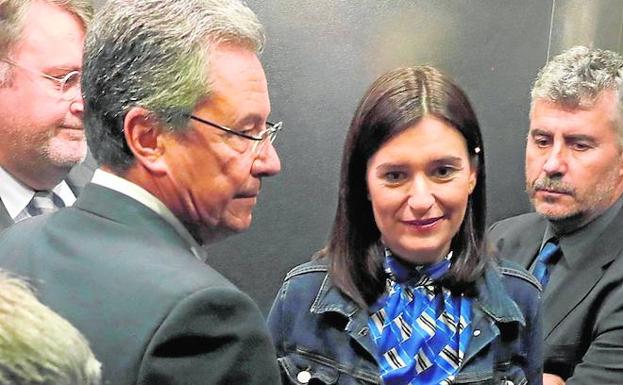 La exministra Carmen Montón, con miembros de su equipo. 