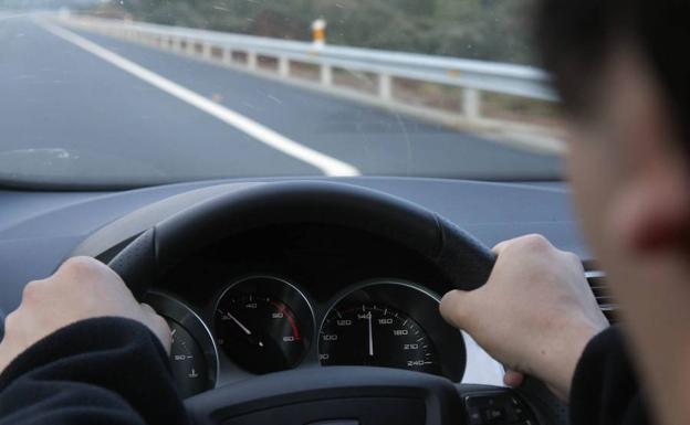 Un conductor al volante de su vehículo 