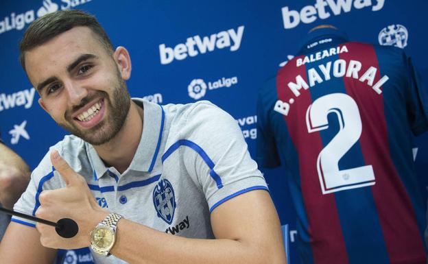 Borja Mayoral en su presentación como nuevo jugador del Levante UD.