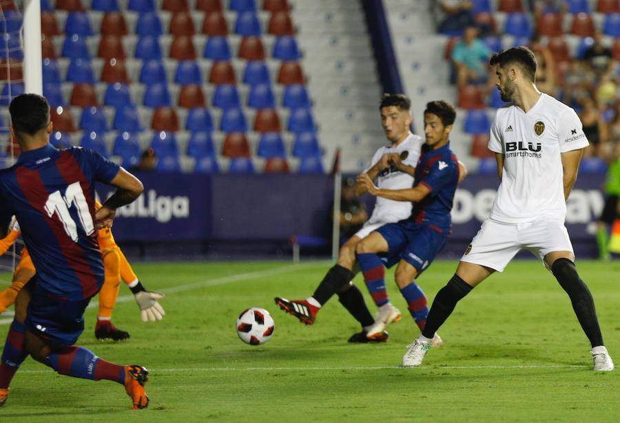 Estas son las mejores imágenes que deja el derbi de filiales en el Ciutat de València