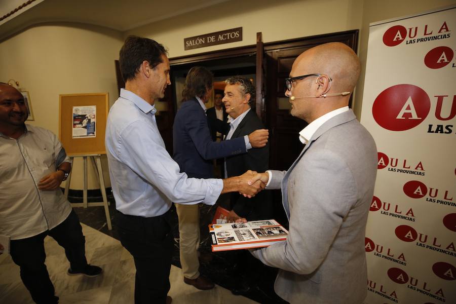 El Aula LAS PROVINCIAS celebró este jueves la presentación del libro 'Valencia CF 1919-2019. Un siglo de pasión'la obra de LAS PROVINCIAS que repasa la historia del club y que se podrá adquirir el domingo 16 de septiembre con el periódico, para completarlo con las láminas que se entregarán de martes a viernes.