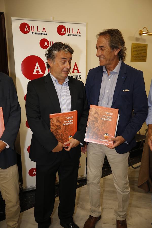 El Aula LAS PROVINCIAS celebró este jueves la presentación del libro 'Valencia CF 1919-2019. Un siglo de pasión'la obra de LAS PROVINCIAS que repasa la historia del club y que se podrá adquirir el domingo 16 de septiembre con el periódico, para completarlo con las láminas que se entregarán de martes a viernes.