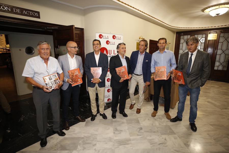 El Aula LAS PROVINCIAS celebró este jueves la presentación del libro 'Valencia CF 1919-2019. Un siglo de pasión'la obra de LAS PROVINCIAS que repasa la historia del club y que se podrá adquirir el domingo 16 de septiembre con el periódico, para completarlo con las láminas que se entregarán de martes a viernes.