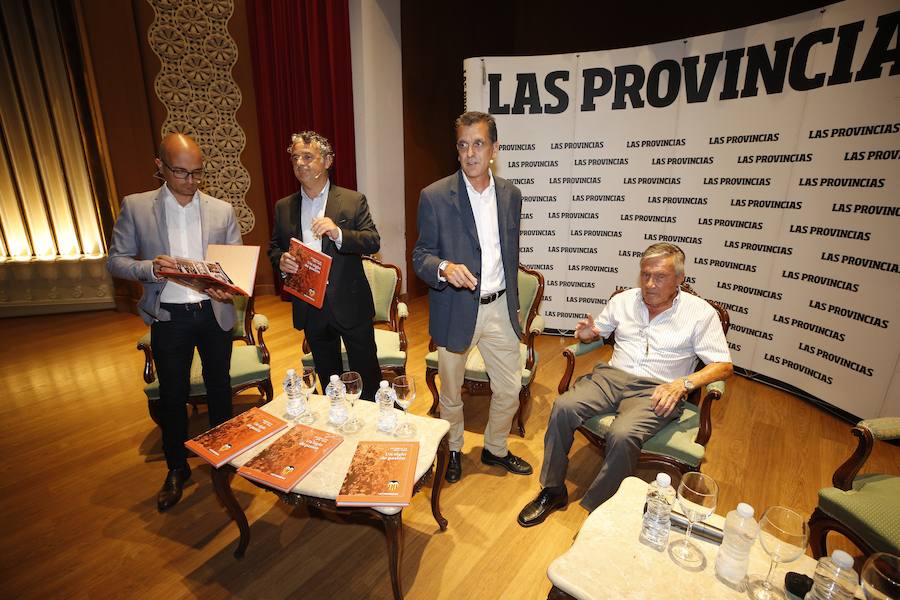 El Aula LAS PROVINCIAS celebró este jueves la presentación del libro 'Valencia CF 1919-2019. Un siglo de pasión'la obra de LAS PROVINCIAS que repasa la historia del club y que se podrá adquirir el domingo 16 de septiembre con el periódico, para completarlo con las láminas que se entregarán de martes a viernes.