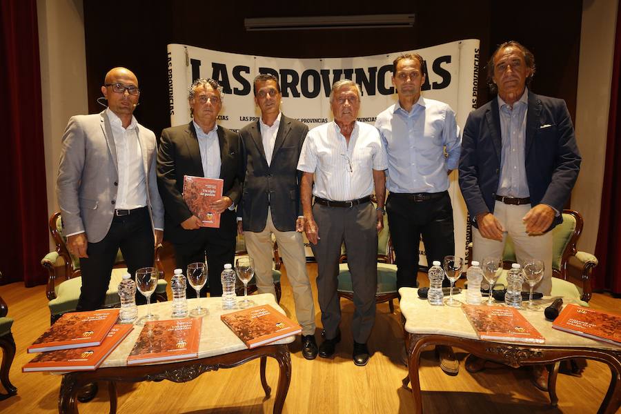 El Aula LAS PROVINCIAS celebró este jueves la presentación del libro 'Valencia CF 1919-2019. Un siglo de pasión'la obra de LAS PROVINCIAS que repasa la historia del club y que se podrá adquirir el domingo 16 de septiembre con el periódico, para completarlo con las láminas que se entregarán de martes a viernes.