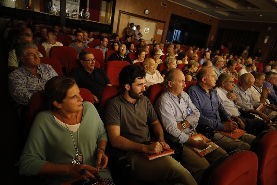 El Aula LAS PROVINCIAS celebró este jueves la presentación del libro 'Valencia CF 1919-2019. Un siglo de pasión'la obra de LAS PROVINCIAS que repasa la historia del club y que se podrá adquirir el domingo 16 de septiembre con el periódico, para completarlo con las láminas que se entregarán de martes a viernes.