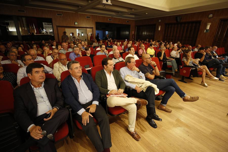 El Aula LAS PROVINCIAS celebró este jueves la presentación del libro 'Valencia CF 1919-2019. Un siglo de pasión'la obra de LAS PROVINCIAS que repasa la historia del club y que se podrá adquirir el domingo 16 de septiembre con el periódico, para completarlo con las láminas que se entregarán de martes a viernes.