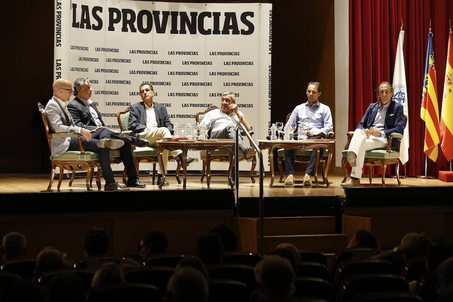 El Aula LAS PROVINCIAS celebró este jueves la presentación del libro 'Valencia CF 1919-2019. Un siglo de pasión'la obra de LAS PROVINCIAS que repasa la historia del club y que se podrá adquirir el domingo 16 de septiembre con el periódico, para completarlo con las láminas que se entregarán de martes a viernes.